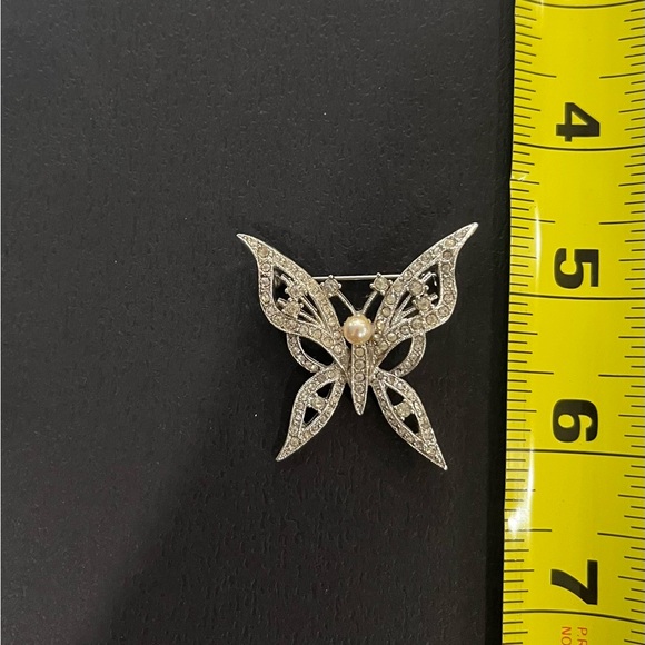 Butterfly Pin Brooch Silver-tone Rhinestone & Faux Pearl Butterfly - Picture 4 of 5